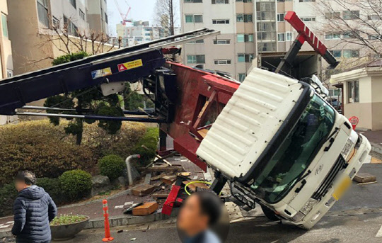 갑자기 불어닥친 돌풍에 쓰러진 이사용 사다리차. <연합뉴스>